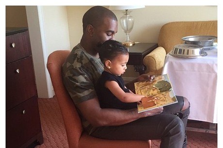 Kim Kardashian compartilhou foto do marido e da filha nas redes 