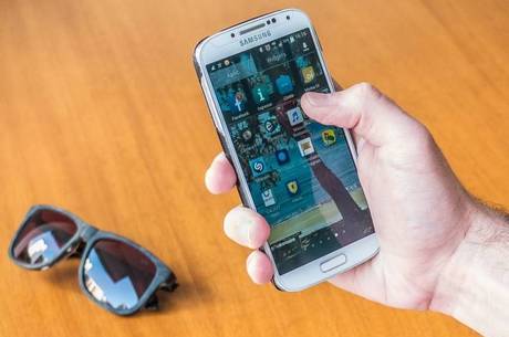Médico recomenda que celular fique longe da mesa de refeições
Médico recomenda que celular fique longe da mesa de refeições