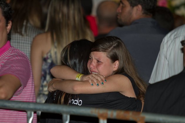 Famosos se emocionam em velório de Cristiano Araújo; Veja fotos! - Cidades  em Foco