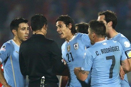 Ricci passou boa parte do segundo tempo rodeado por uruguaios