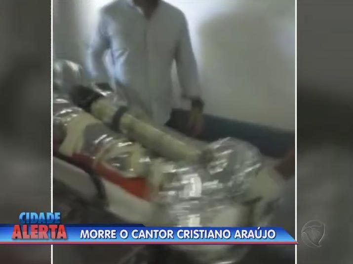 Corpo de Cristiano Araújo é liberado pelo IML