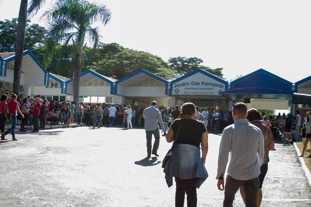 Corpo de namorada de Cristiano Araújo é enterrado em Goiânia -  Entretenimento - R7 Pop