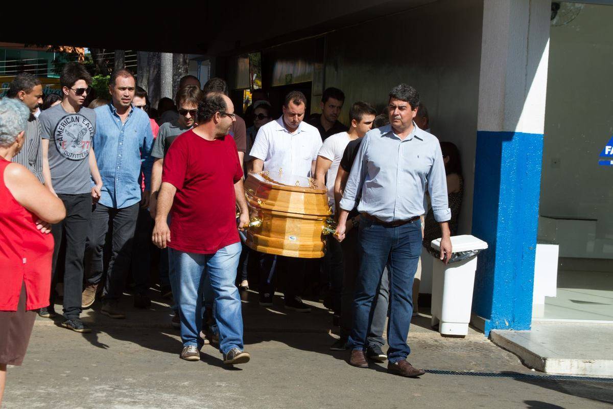 Emoção marca enterrado de Allana Moraes, namorada de Cristino Araújo, em  Goiânia