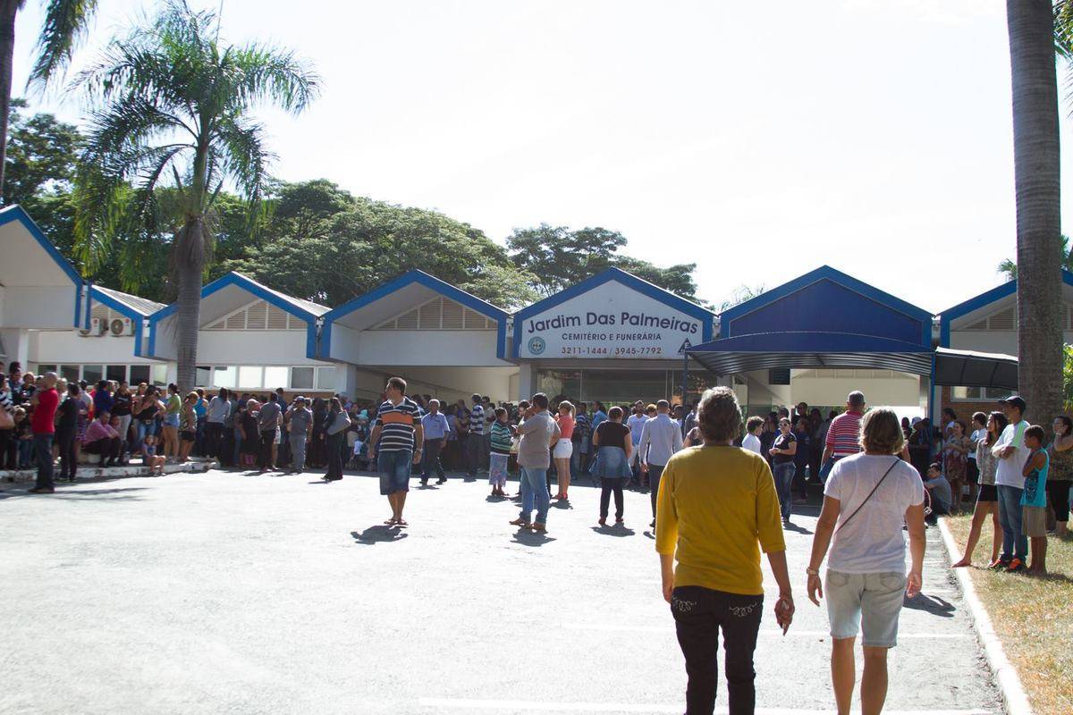 Enterro da namorada de Cristiano Araújo 