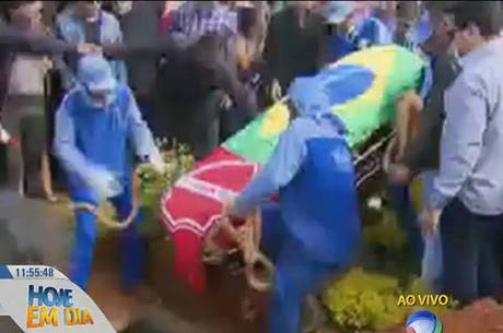 Emoção marca enterrado de Allana Moraes, namorada de Cristino Araújo, em  Goiânia