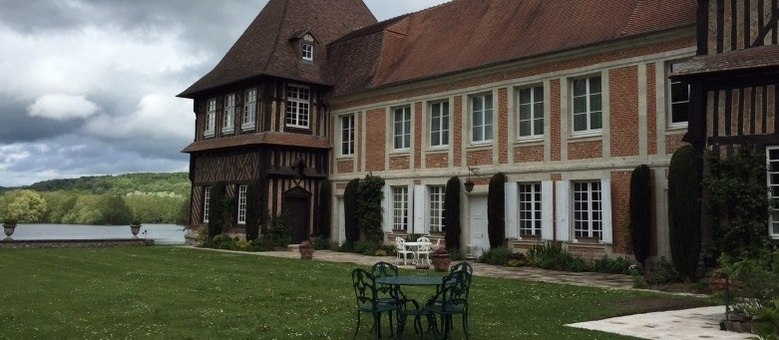 Chateau du Breuil, o castelo francês que virou uma destilaria de calvados, oferece degustação da bebida