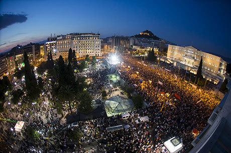 Pelo menos 13 mil pessoas se reuniram na praça Syntagma, em Atenas