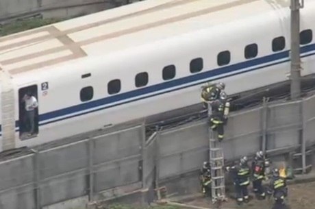 Dois passageiros de um trem-bala japonês Shinkansen morreram 
depois que um deles jogou combustível no próprio corpo