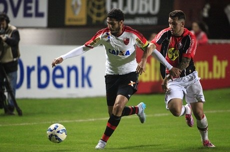 Zagueiro Wallace protege a bola no jogo do Fla contra o Joinville