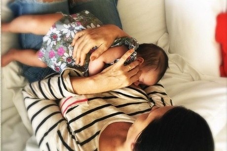 Carolina Ferraz publica foto com a pequena Isabel 