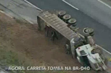 Carreta tombou na BR-040, em Ribeirão das Neves