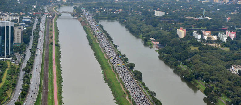 Velocidade máxima na pista expressa vai cair de 90 km/h para 70 km/h a partir do dia 20 de julho Velocidade máxima na pista expressa vai cair de 90 km/h para 70 km/h a partir do dia 20 de julho