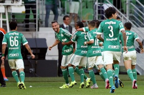 Palmeiras comemora o gol de Leandro Pereira no clássico