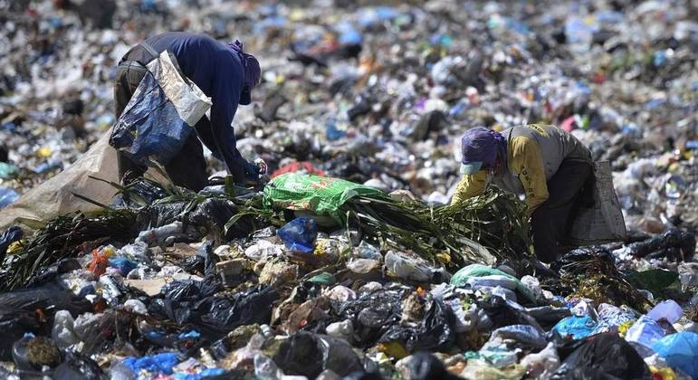 Cidade de SP gera 10 mil toneladas de lixo por dia e gasta R$ 200 milhões ao mês com serviço Cidade de SP gera 10 mil toneladas de lixo por dia e gasta R$ 200 milhões ao mês com serviço