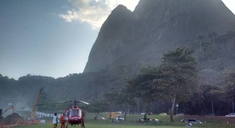 Fogo atinge pedra da Gávea, no Rio
Fogo atinge pedra da Gávea, no Rio