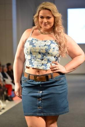 Vestidos, saias e tops, shorts, calças e
camisas, jaquetas e coletes compõem o mix de produtos da Attribute jeans, que lançou, nesta temporada, calças para gestantes