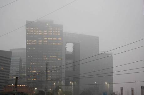 São Paulo amanheceu com neblina nesta terça-feira
