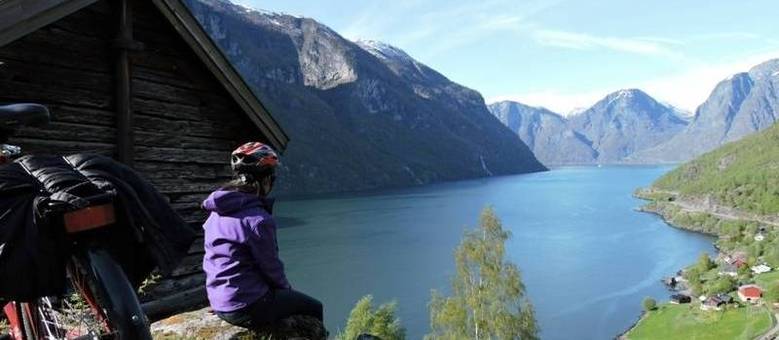Passeio de bike pelas montanhas em Flåm presenteia turistas com vistas como esta! Clique e veja mais