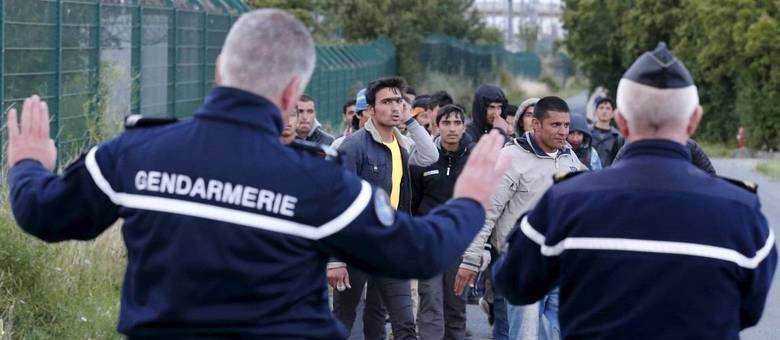 A crise migratória fez com que o ministro do Interior da França, Bernard Cazeneuve, anunciasse o envio de 120 agentes para reforçar a vigilância do terminal que liga a França ao Reino Unido