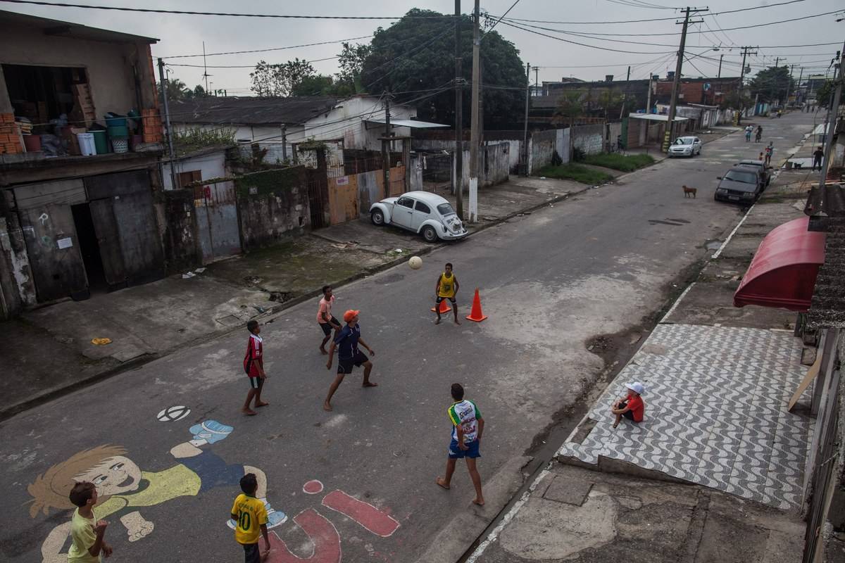 As Brincadeiras de Futebol na Rua: Uma Jornada Nostálgica e