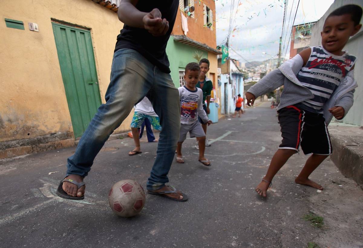 8 brincadeiras de futebol de rua que vão te deixar com saudades da