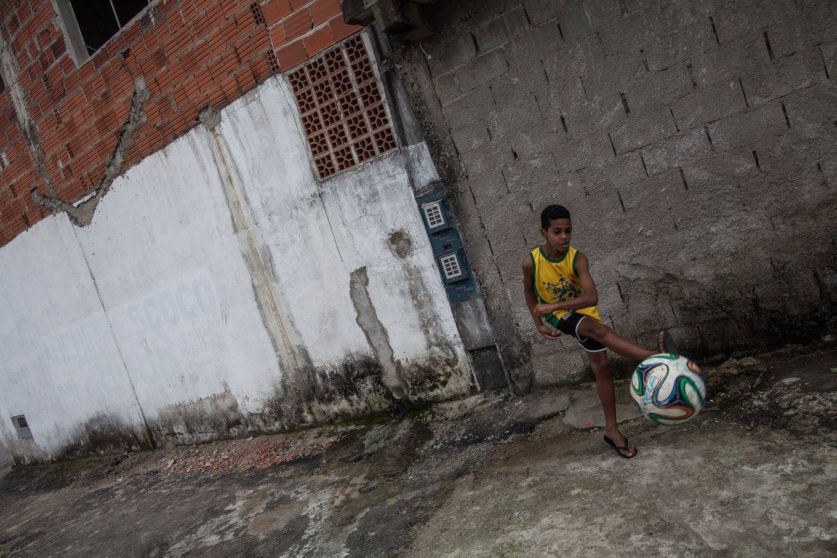 8 brincadeiras de futebol de rua que vão te deixar com saudades da