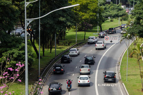 Número de multas por invadir faixa de ônibus aumentou 69,5% na capital paulista, em 2014