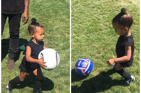 North West jogando futebol North West jogando futebol