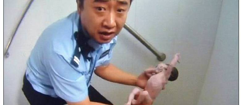 Depois de resgatado, o bebê foi levado aparentemente sem ferimentos para um hospital em Pequim
