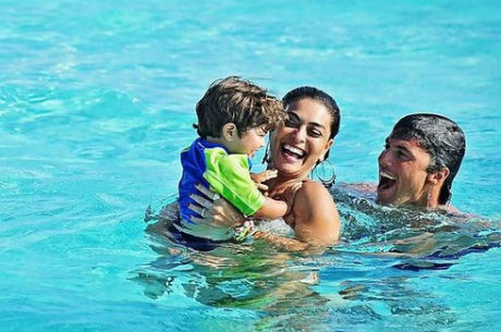 Julian Paes curte férias com a família