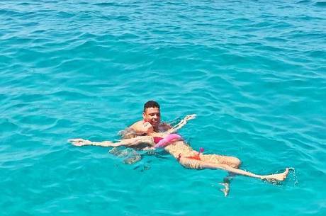 Celina Locks curte mar azulzinho com Ronaldo Celina Locks curte mar azulzinho com Ronaldo
