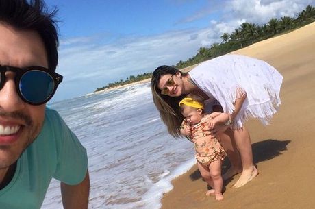 Mirella Santos mostra filha na praia