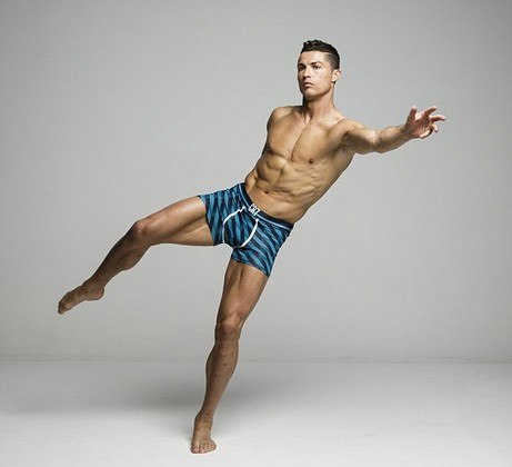 Cristiano Ronaldo posa de cueca sem Photoshop - Fotos - R7 R7 Meu