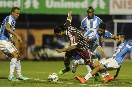 Ronaldinho Gaúcho parou na forte marcação do Avaí