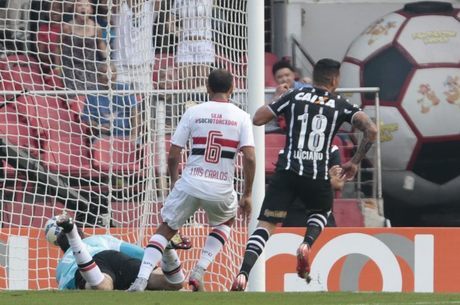 Luciano só empurrou para as redes para abrir placar para Corinthians