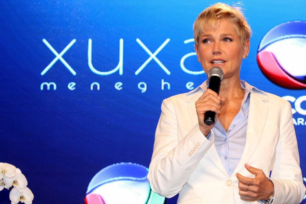 Fãs fazem festa em coletiva de estreia de Xuxa Meneghel na Record - Fotos - R7 Famosos e TV