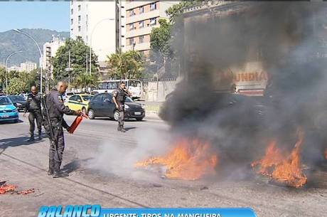 Moradores atearam fogo em pneu e fecharam rua na Mangueira