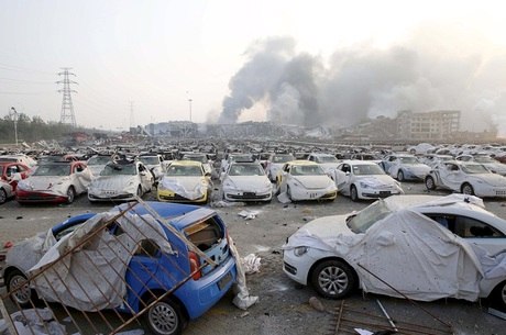 Centenas de carros ficaram danificados após a explosão