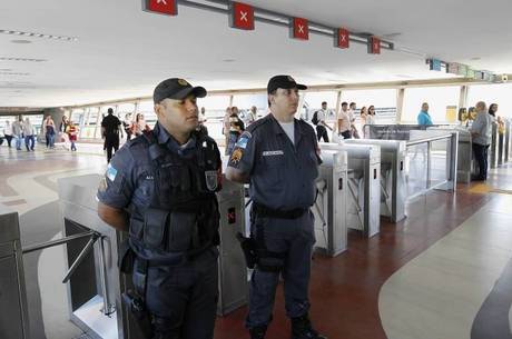 Agentes patrulham estações do metrô para reforçar segurança