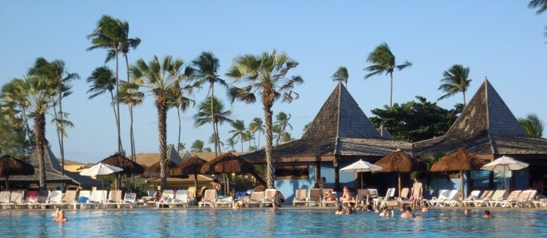 Relaxe entre coqueiros e desfrute das delícias da Bahia à beira da piscina, no Hotel Vila Galé Marés