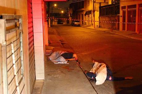 Na noite mais violenta do ano, 18 morreram e 7 ficaram feridos