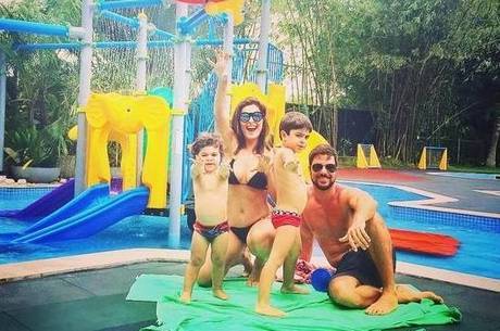 Juliana aparece sorridente ao lado da família Juliana aparece sorridente ao lado da família