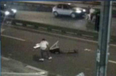 Câmeras flagraram jovem sendo espancado até a morte em 2010 Câmeras flagraram jovem sendo espancado até a morte em 2010