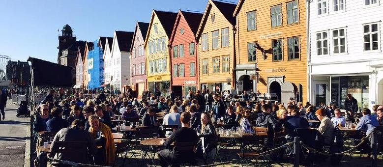 Casinhas históricas de Bryggen abrigam lojinhas, bares e restaurantes, parada obrigatória para bons drinks