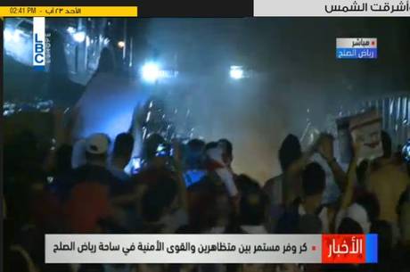 Televisões locais estão transmitindo ao vivo os protestos em Beirute; Manifestantes gritavam frequentemente: "Revolução!"
Televisões locais estão transmitindo ao vivo os protestos em Beirute; Manifestantes gritavam frequentemente: "Revolução!"