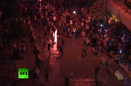 Polícia libanesa tenta conter o protesto com jatos de água
Polícia libanesa tenta conter o protesto com jatos de água
