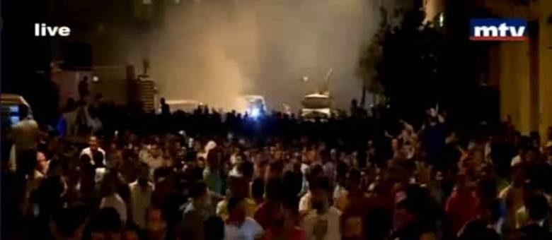 Televisão libanesa mostrou a multidão correndo das bombas de gás Televisão libanesa mostrou a multidão correndo das bombas de gás