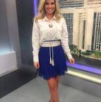 Cores do estilo navy compõem este look. A camisa branca é em jeans lavado e saia em renda. O figurino é uma brincadeira de texturas, arrematado pela faixa de couro na cintura