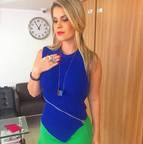 Blusa canelada em tricô inspirada nas blusas esportivas, também fazendo 'color blocking', bloco de cores, com mini-saia verde. Melhor estilo anos 80