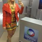 Estampas étnicas também integram o guarda-roupas de Sabrinna. O vestido étnico em cetim bem curto foi usado com uma jaqueta de couro pesado laranja para balancear o look e não ficar tão decotado. Com bota para ficar mais moderno